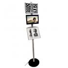 Totem digital : 1 poteau H182 cm + 1 écran LCD noir 13 pouces + 1 cadre A4 + étagère inclinée petit modèle en plexiglass